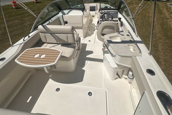 Paradocs 23ft Boston Whaler Yacht For Sale
