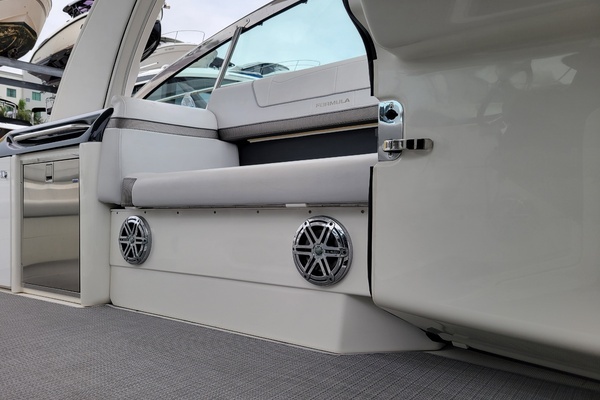 Formula 350 Crossover Bowrider Yacht For Sale