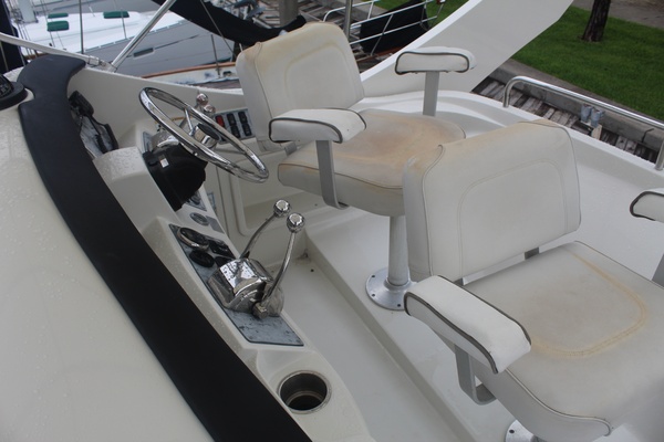 33ft Carver Yacht For Sale