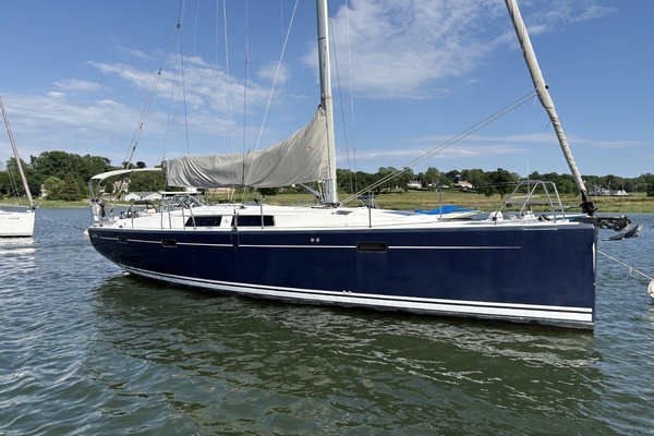 2014 Hanse 415 starboard forward quarter
