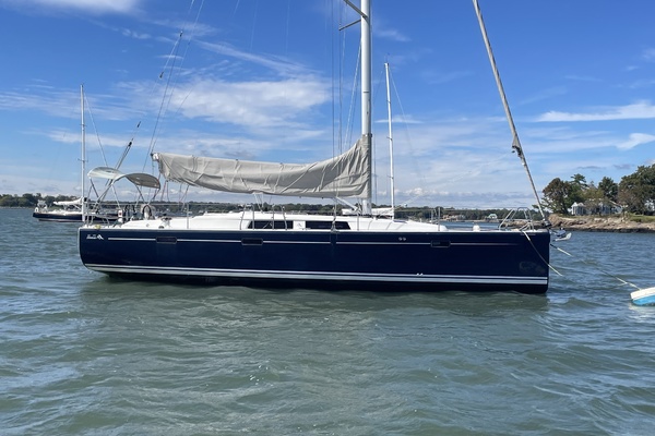 2014 Hanse 415 starboard beam