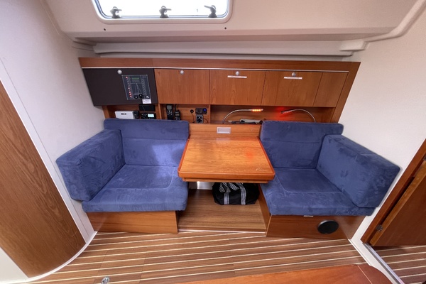 2014 Hanse 415 nav desk