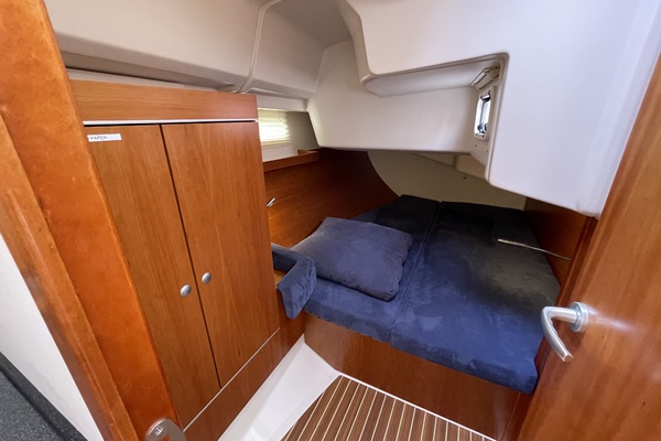 2014 Hanse 415 starboard guest cabin