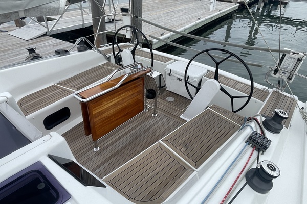 2014 Hanse 415 portside cockpit