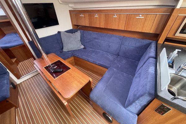 2014 Hanse 415 starboard settee