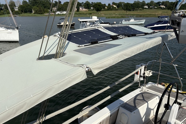 2014 Hanse 415 solar panels