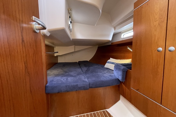 2014 Hanse 415 port guest cabin