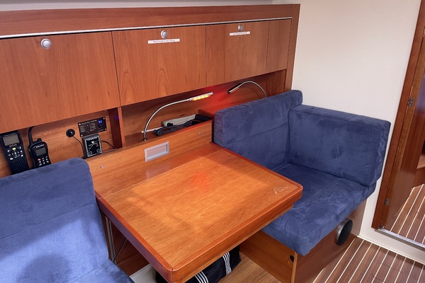 2014 Hanse 415 nav desk