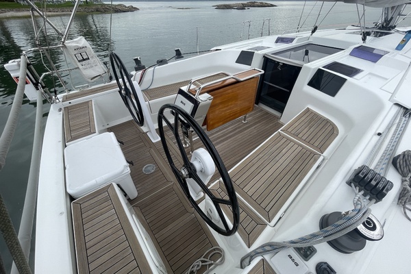 2014 Hanse 415 starboard cockpit looking forward