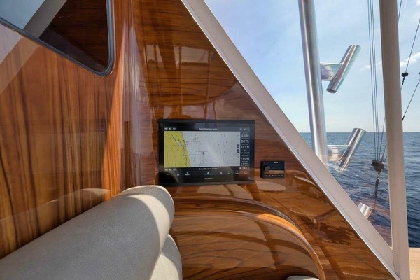 Viking 70 - Cutter Bill - Cockpit
