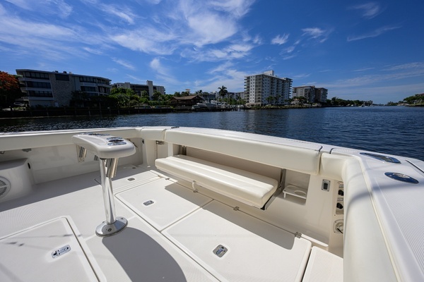 2004 Pursuit 38