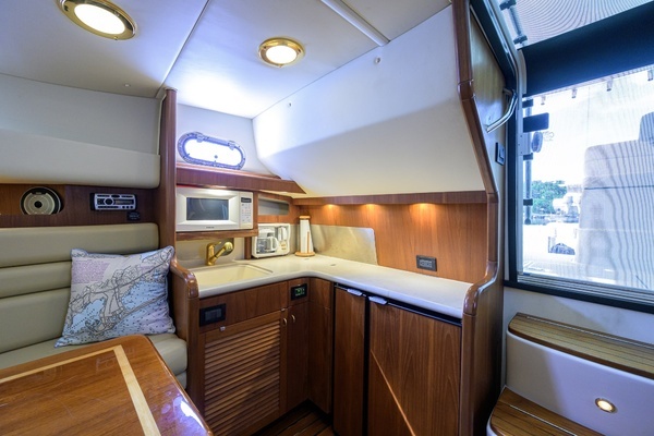 2004 Pursuit 38