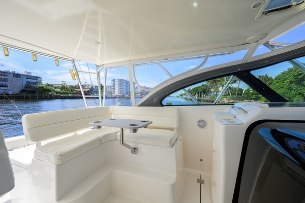 2004 Pursuit 38