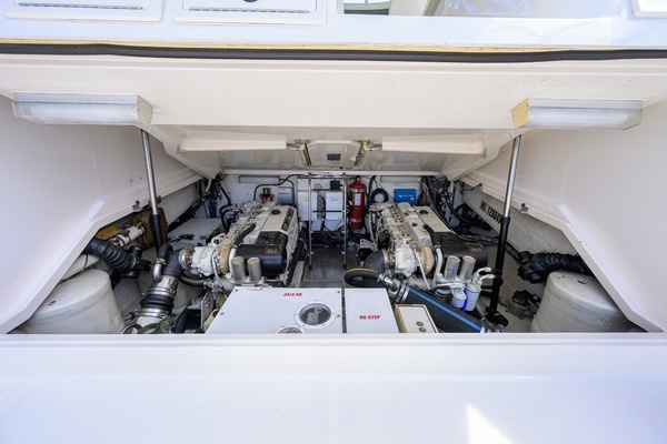 2004 Pursuit 38