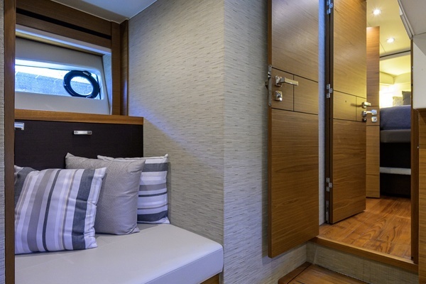 Tiara Yachts 44 Flybridge Yacht For Sale