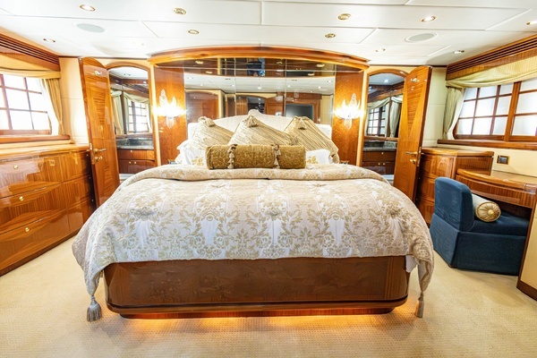 Hargrave Enclosed Skylounge Yacht For Sale