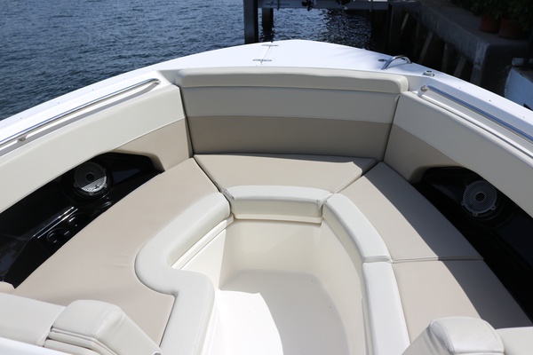 Boston Whaler 28 NO FILTER - Bow