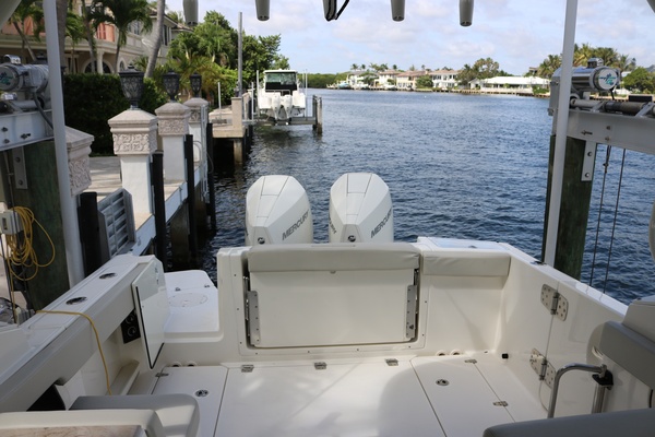 Boston Whaler 28 NO FILTER - Cockpit