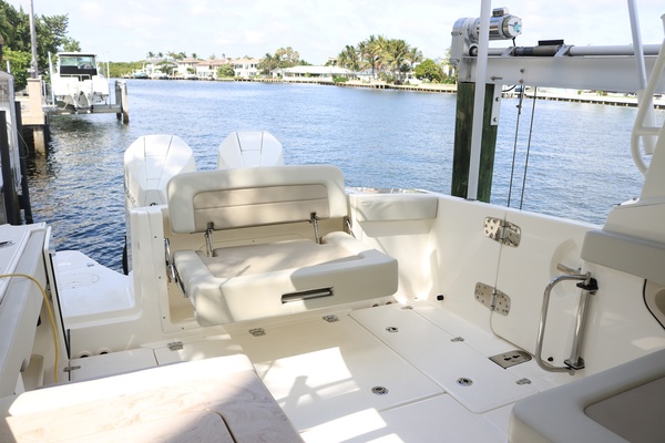 Boston Whaler 28 NO FILTER - Cockpit