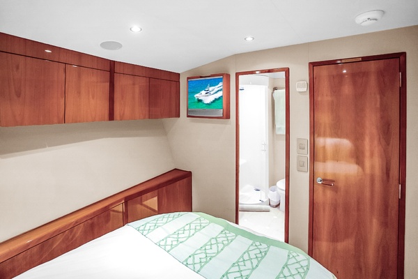 La La s Six Chicks 77ft Hatteras Yacht For Sale