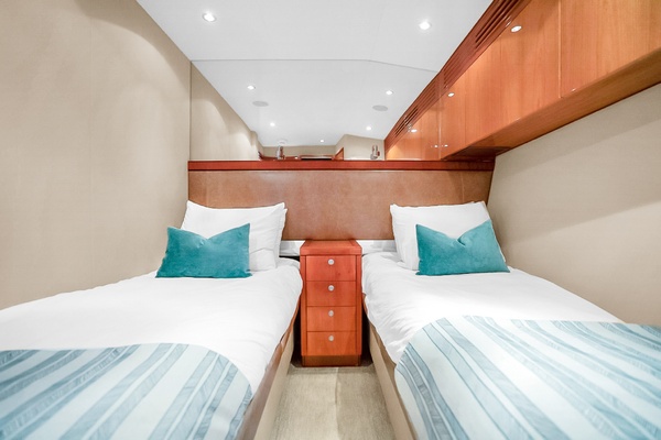 La La s Six Chicks 77ft Hatteras Yacht For Sale