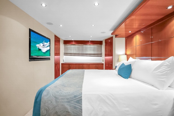 La La s Six Chicks 77ft Hatteras Yacht For Sale