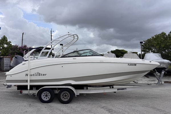 24ft NauticStar Yacht For Sale