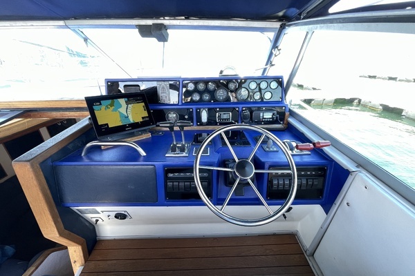 Photo of the 1990 Sea Ray 390 Express Cruiser