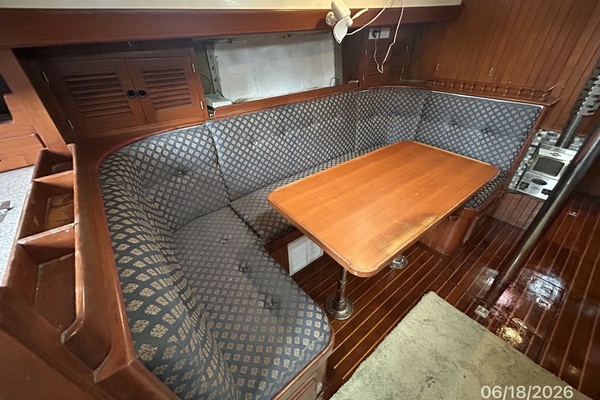 37' Tayana salon port seating1