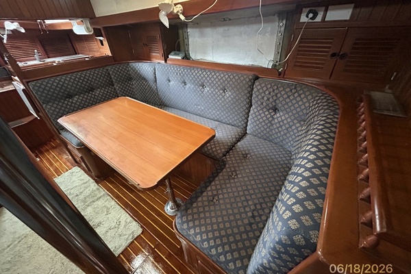 37' Tayana salon port seating2