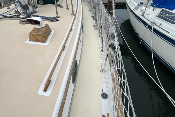 37' Tayana port side deck1