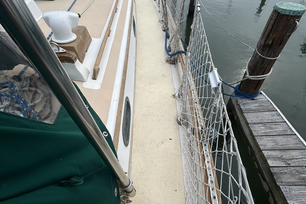 37' Tayana starboard side deck2