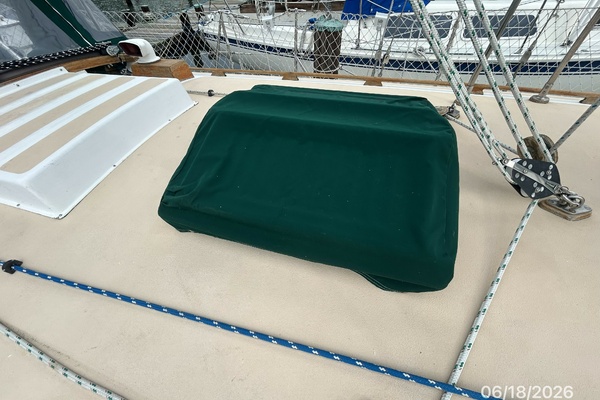 37' Tayana mid deck hatch covered