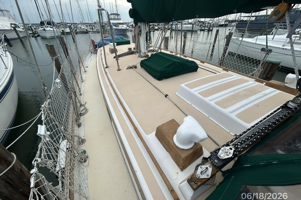 37' Tayana foredeck2