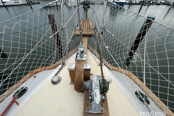 37' Tayana anchor windlass1