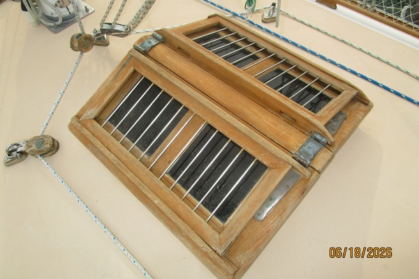 37' Tayana mide deck hatch
