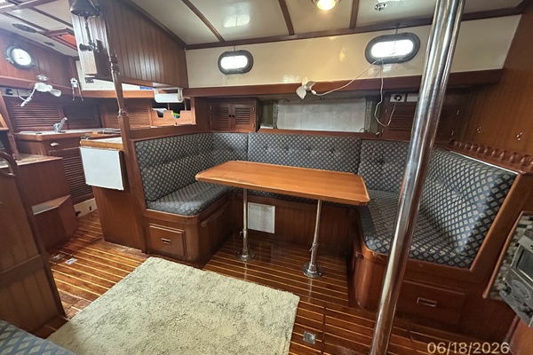 37' Tayana salon port