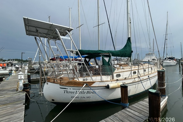 37' Tayana starboard aft profile