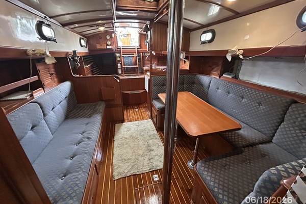 37' Tayana salon aft