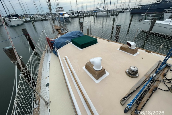 37' Tayana foredeck1