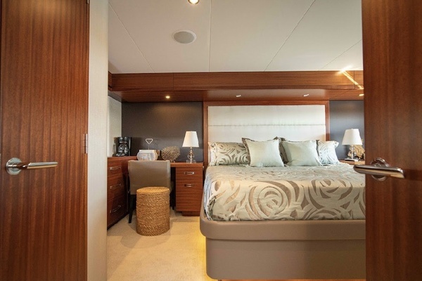 2017 Hatteras 60