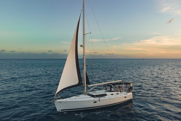 Hunter 45 Deck Salon Yacht For Sale