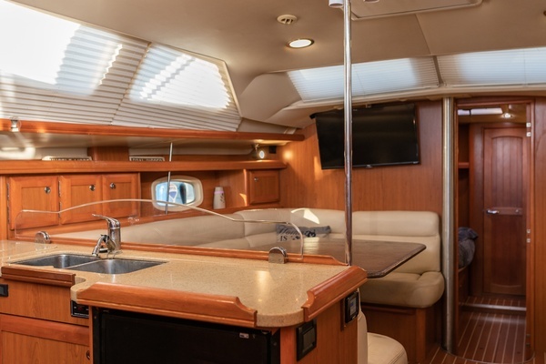 Hunter 45 Deck Salon Yacht For Sale