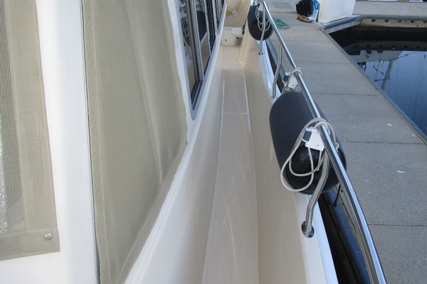 40' Mainship port side deck2