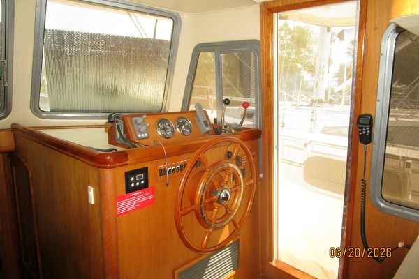 40' Mainship lower helm1