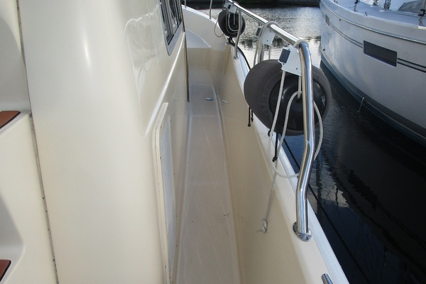40' Mainship starboard side deck1