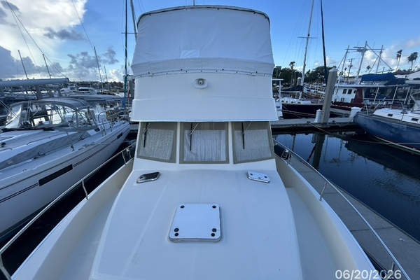 40' Mainship foredeck aft