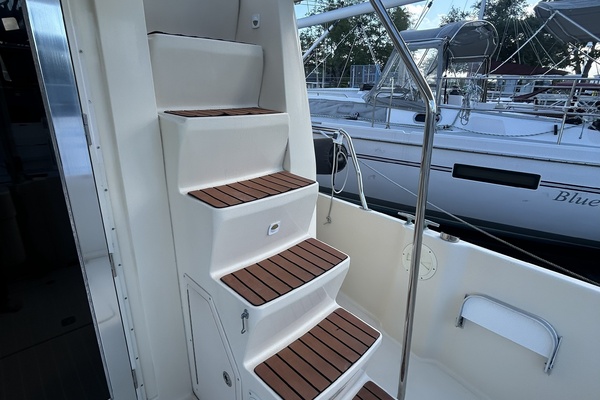 40' Mainship aftdeck-flybridge stairs