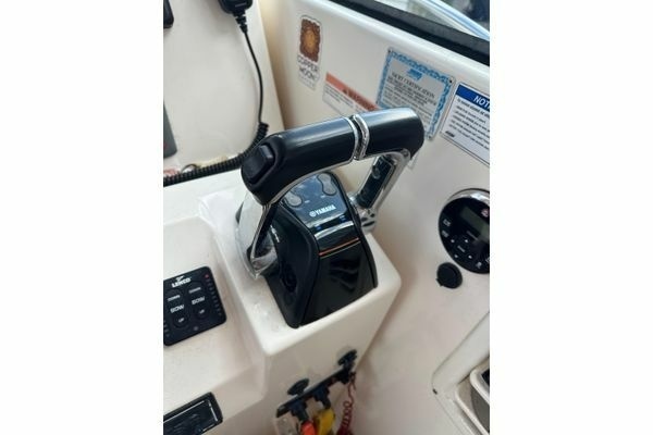 2008 Pursuit 33