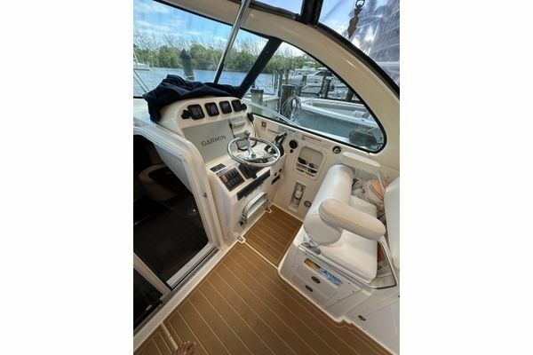 2008 Pursuit 33